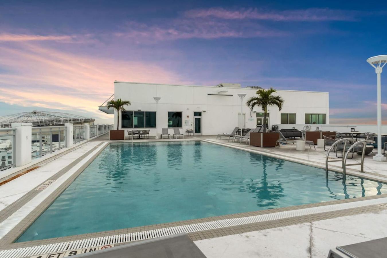 Modern 2 Bed Getaway Steps From Tropicana Field Αγία Πετρούπολη Εξωτερικό φωτογραφία