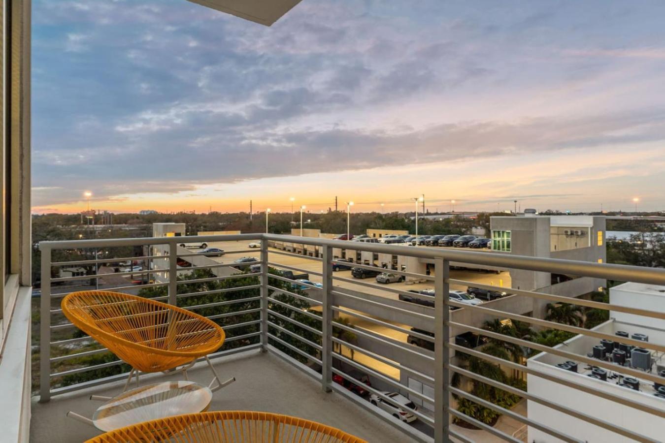 Modern 2 Bed Getaway Steps From Tropicana Field Αγία Πετρούπολη Εξωτερικό φωτογραφία